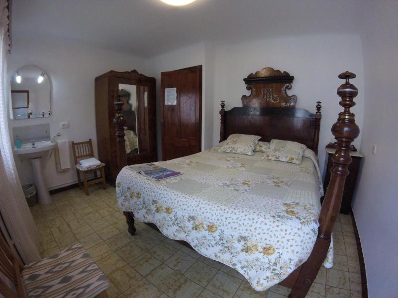 Double Room with Shared Bathroom image 2