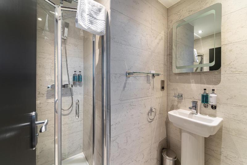 Standard Double Room image 4