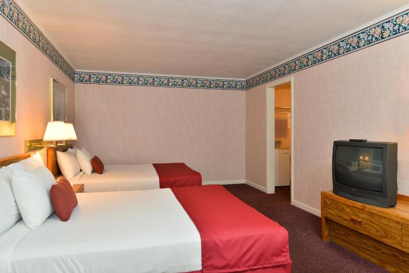 Standard Double Queen Room image 4