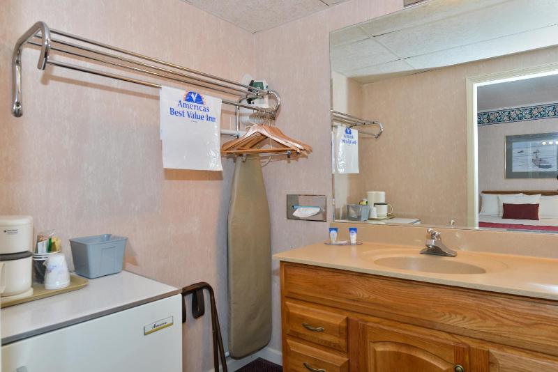 Standard Single Queen Room - Non-Smoking  image 3