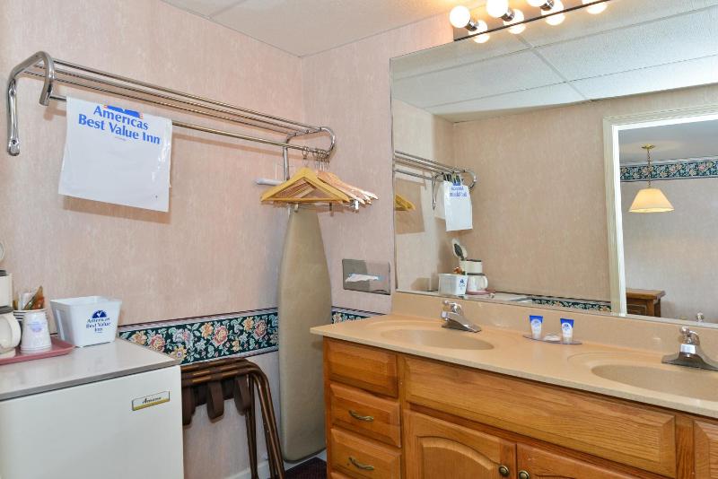 Family Room with 3 Queen Beds  image 3