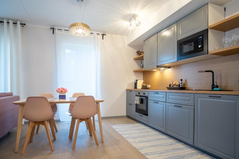 Dream Stay - Brand New Apartment with Balcony & Free Parking - image 9