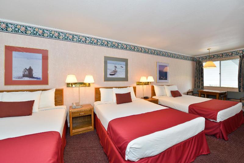 Family Room with 3 Queen Beds  image 4