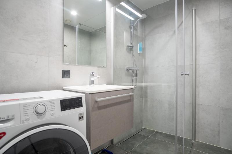Dream Stay - Brand New Apartment with Balcony & Free Parking - image 15