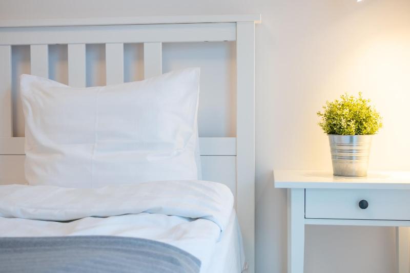 Dream Stay - Brand New Apartment with Balcony & Free Parking - image 5