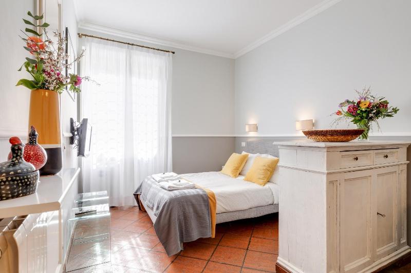 One-Bedroom Apartment image 2