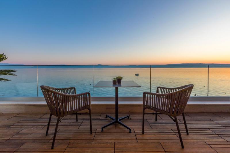BEACH FRONT VILLA FRAN - DELUXE SEA VIEW SUITE with private jacuzzi # 3 - image 38