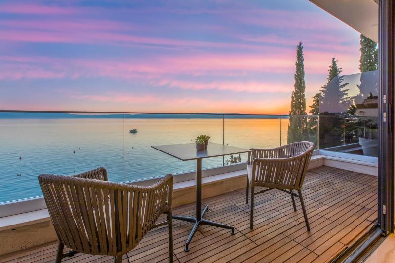 BEACH FRONT VILLA FRAN - DELUXE SEA VIEW SUITE with private jacuzzi # 3 - image 18