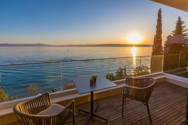 BEACH FRONT VILLA FRAN - DELUXE SEA VIEW SUITE with private jacuzzi # 3 - image 17