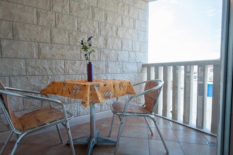 Studio Apartment with Balcony image 3
