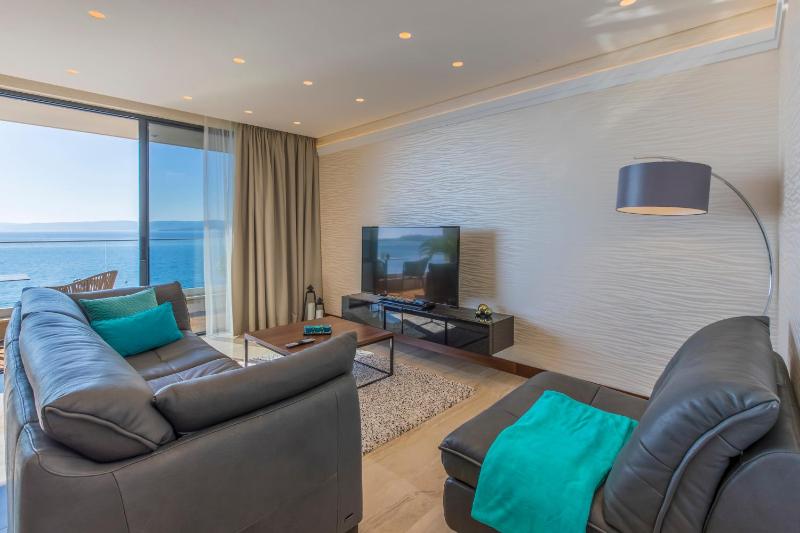 BEACH FRONT VILLA FRAN - DELUXE SEA VIEW SUITE with private jacuzzi # 3 - image 12