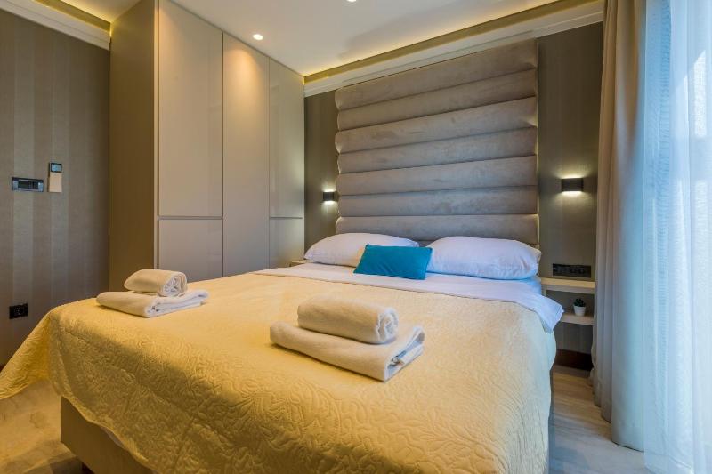 BEACH FRONT VILLA FRAN - DELUXE SEA VIEW SUITE with private jacuzzi # 3 - image 3