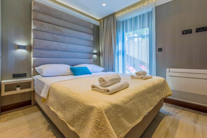 BEACH FRONT VILLA FRAN - DELUXE SEA VIEW SUITE with private jacuzzi # 3 - image 4
