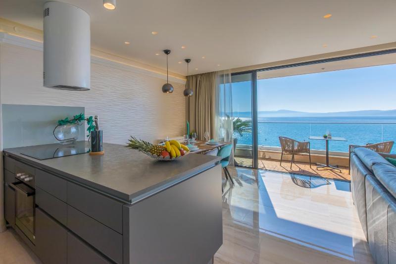 BEACH FRONT VILLA FRAN - DELUXE SEA VIEW SUITE with private jacuzzi # 3 - image 22