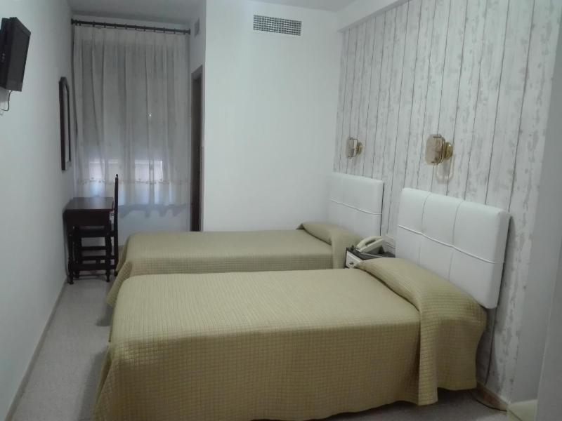 Double or Twin Room image 3