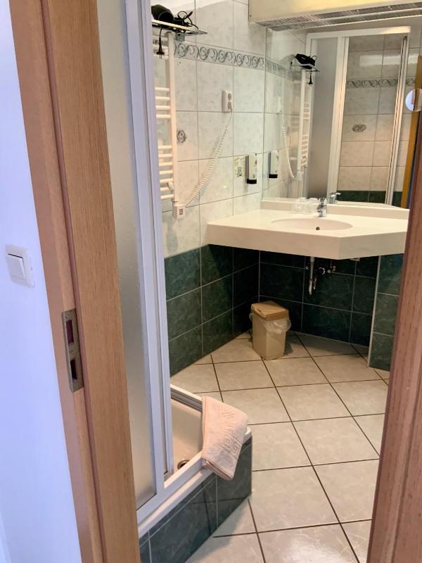 Twin Room image 4