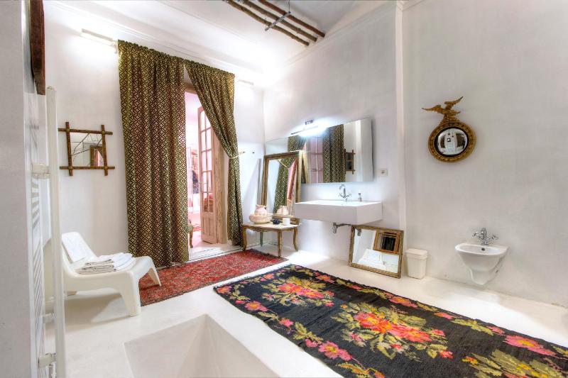 Deluxe King Suite image 3