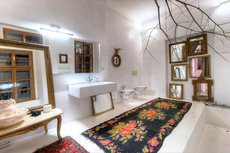 Deluxe King Suite image 2