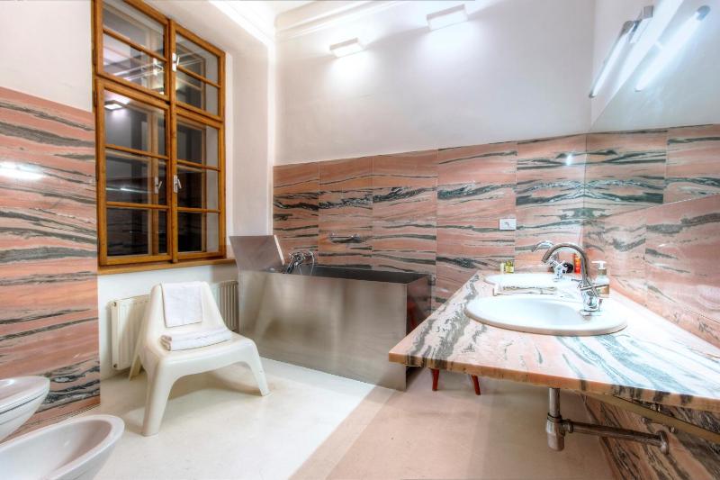 Deluxe Queen Suite image 3