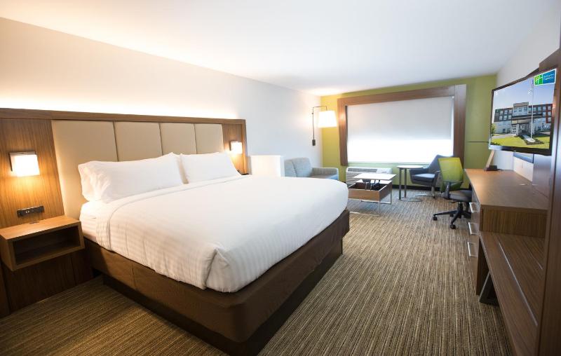 King Suite with Sofa Bed image 3