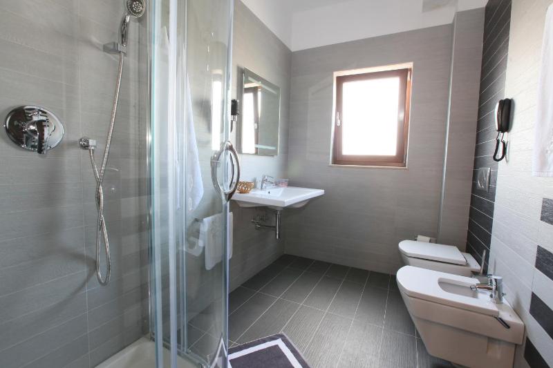 Single Room image 3