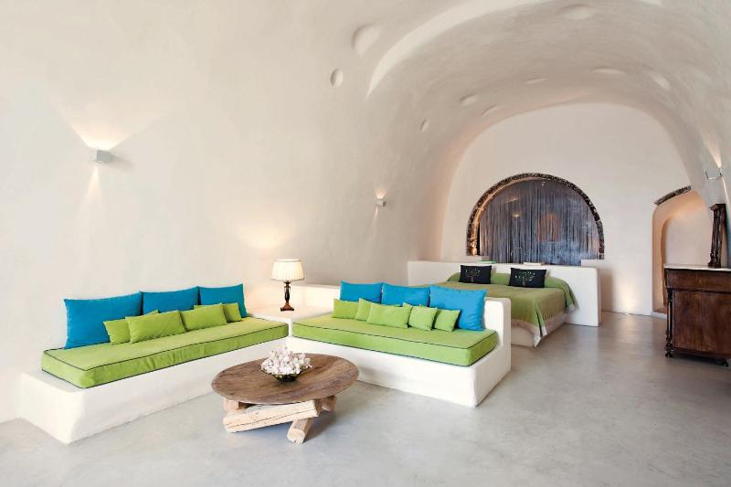 Honeymoon Suite with Caldera View image 1