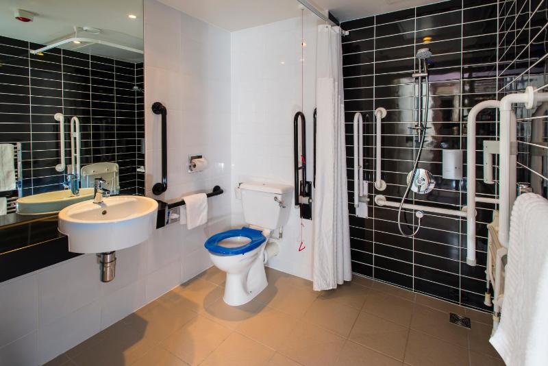 Double Room with Free Hot Breakfast - Accessible image 2