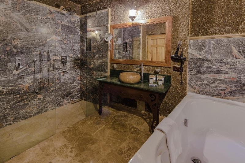 Superior Suite image 4