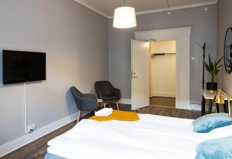 Double Room with Shared Bathroom image 2