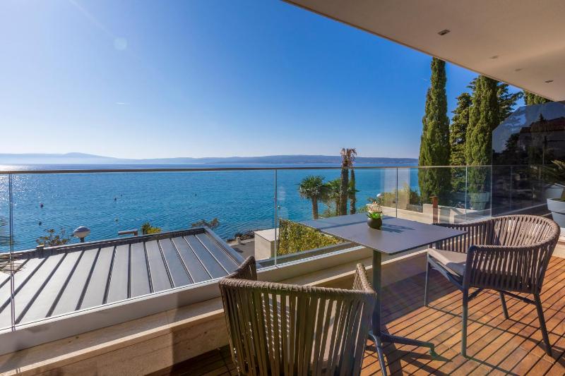 BEACH FRONT VILLA FRAN - DELUXE SEA VIEW SUITE with private jacuzzi # 3 - image 11