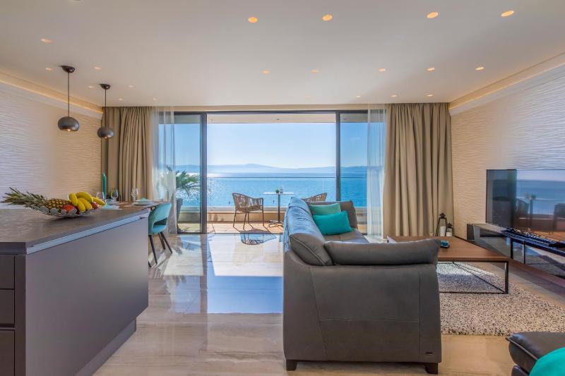 BEACH FRONT VILLA FRAN - DELUXE SEA VIEW SUITE with private jacuzzi # 3 - image 32