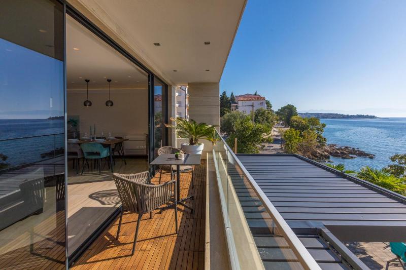 BEACH FRONT VILLA FRAN - DELUXE SEA VIEW SUITE with private jacuzzi # 3 - image 26