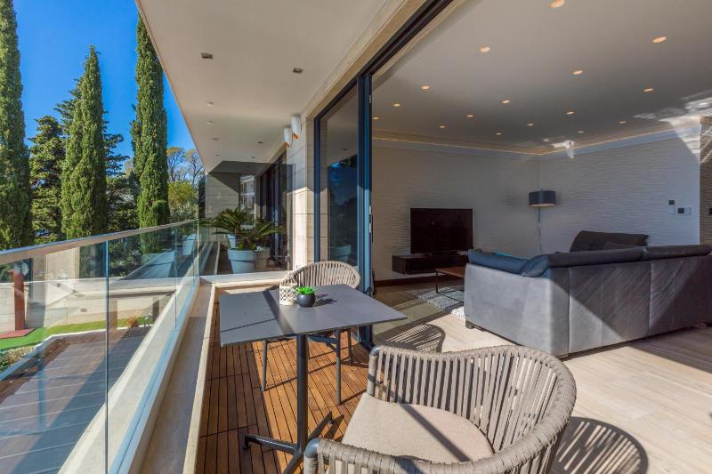 BEACH FRONT VILLA FRAN - DELUXE SEA VIEW SUITE with private jacuzzi # 3 - image 24