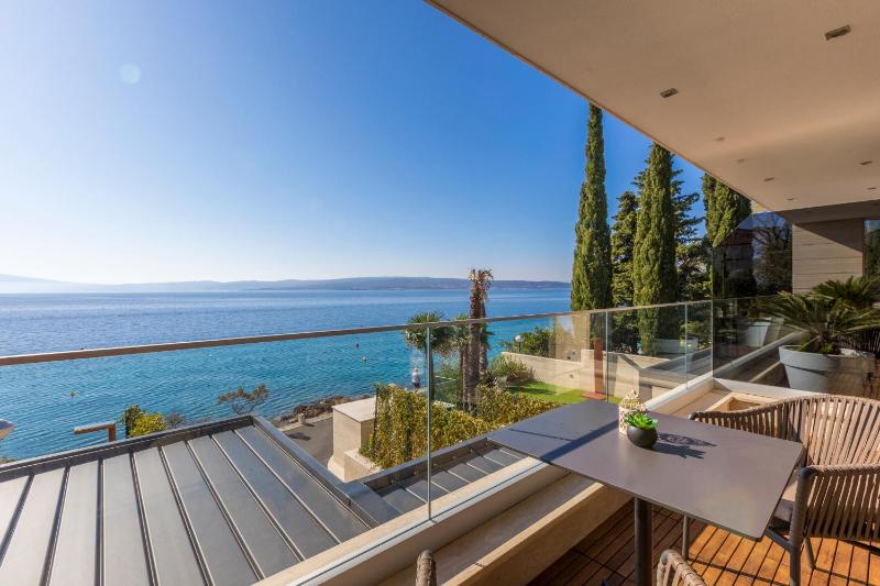 BEACH FRONT VILLA FRAN - DELUXE SEA VIEW SUITE with private jacuzzi # 3 - image 15