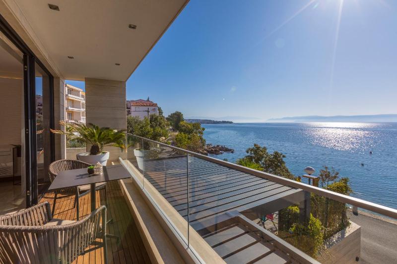 BEACH FRONT VILLA FRAN - DELUXE SEA VIEW SUITE with private jacuzzi # 3 - image 34