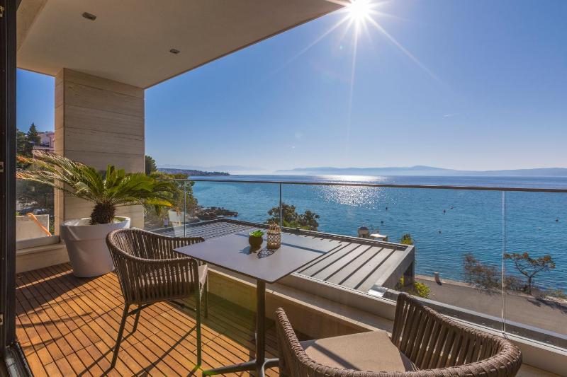 BEACH FRONT VILLA FRAN - DELUXE SEA VIEW SUITE with private jacuzzi # 3 - image 25