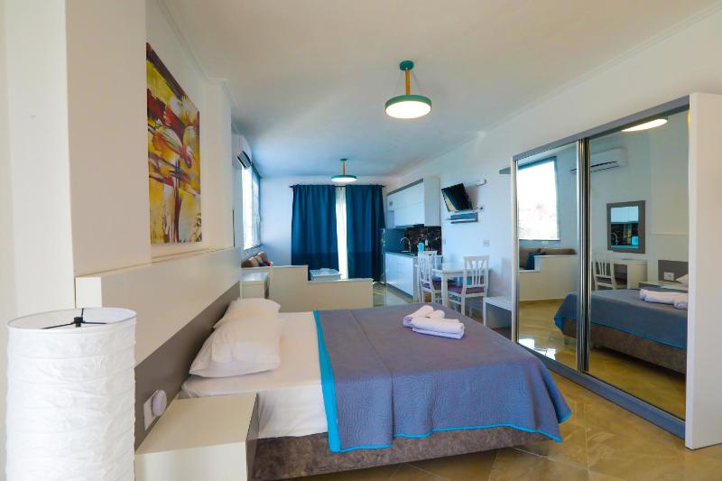Superior Triple Room with Sea View image 1