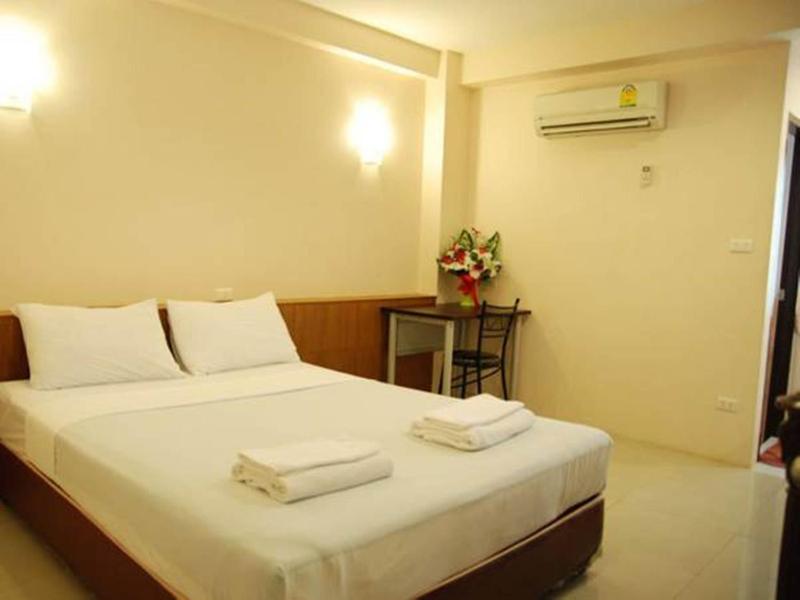Deluxe Double or Twin Room image 1