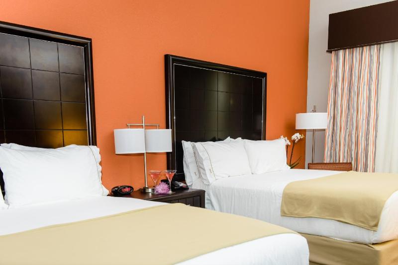 Queen Room with Two Queen Beds image 2