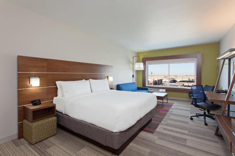 King Suite - Non-Smoking image 3