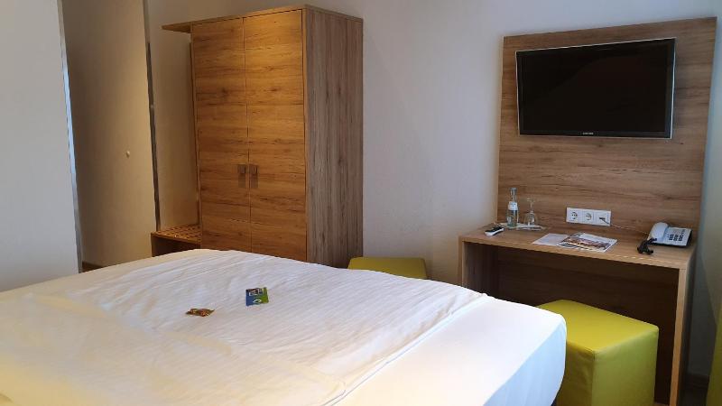 Standard Double Room image 3