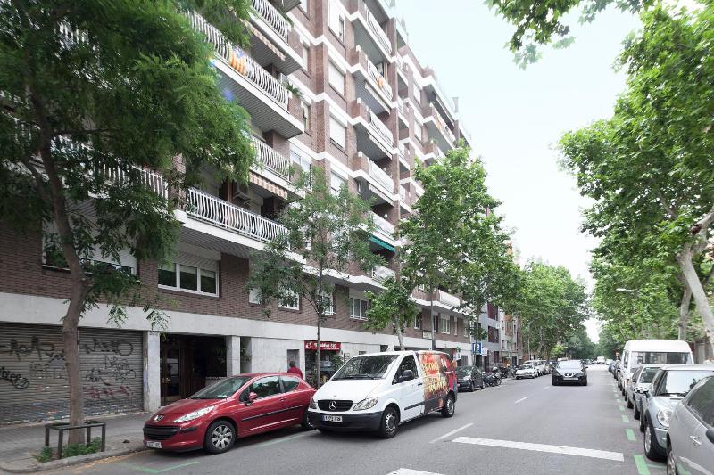 Four-Bedroom Apartment - Travessera de Gracia  image 2