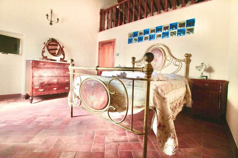 One-Bedroom Apartment image 4
