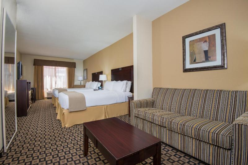 Queen Suite with Two Queen Beds and Additional Living Area image 3