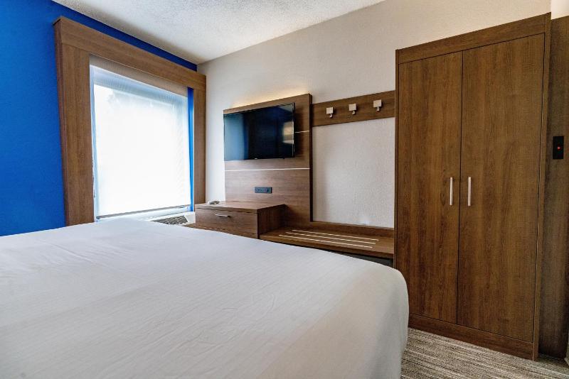 King Suite with Sofa Bed - Non-Smoking image 3