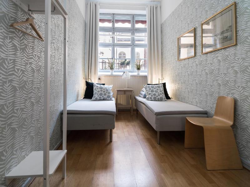 Twin Room with Shared Bathroom image 1