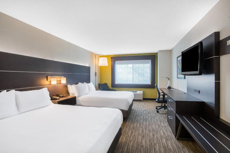 Standard Room with Two Queen Beds image 4