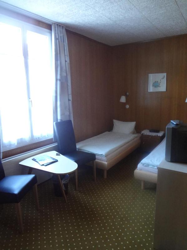 Small Twin Room image 2