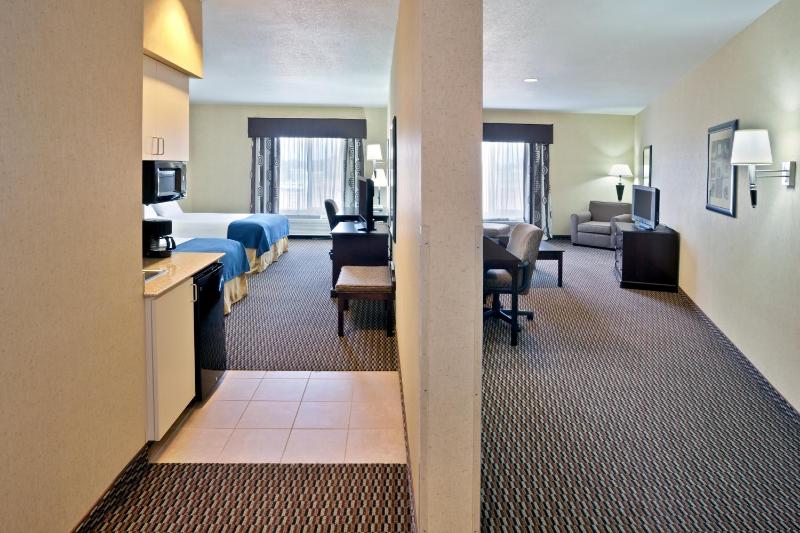 One-Bedroom Queen Suite with Sofa Bed image 4
