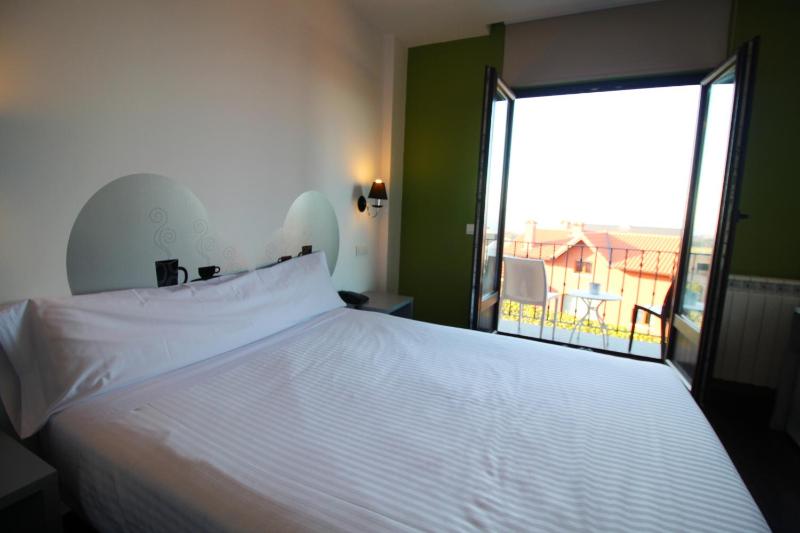 Double Room with Balcony and Sea View image 2